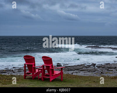 Due sedie rosse vicino al punto Riche faro, Port au choix National Historic Site, Highway 430, il Viking Trail, Terranova, Canada. Foto Stock