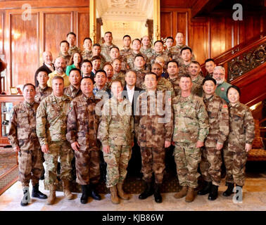 I partecipanti dal perito discussione accademica porzione del XIII iterazione dell'U.S. - La Cina la gestione del disastro prendere una foto di gruppo prima della chiusura della manifestazione a Portland, minerale, Nov 14. L annuale esercito degli Stati Uniti del Pacifico (USARPAC) la cooperazione in materia di sicurezza evento con l'Esercito di Liberazione del Popolo (PLA) è un occasione per condividere le lezioni apprese tra USARPAC e il PLA al fine di aumentare la capacità di rispondere alle catastrofi naturali nella regione del Pacifico. I partecipanti in questo anno la manifestazione comprendeva U.S. Pacifico esercito, il Teatro 8 Supporto comando, Oregon Guardia Nazionale, NEGLI STATI UNITI Foto Stock