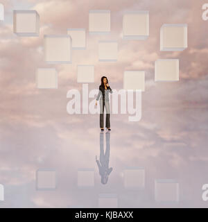 Cubi galleggiante sopra pensieroso imprenditrice Foto Stock
