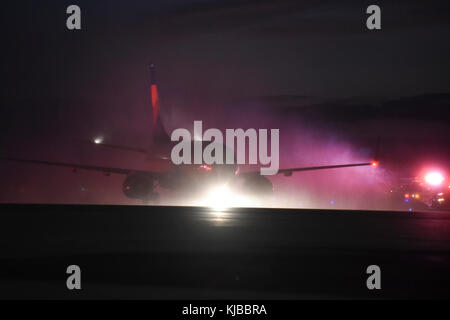 Un Delta Airlines Boeing 737 che trasportano i resti del Marine Corps Pvt. Vernon Paolo Keaton viene spruzzato con acqua in una simbolica acqua-cannon salutate come il velivolo è arrivato il 14 novembre 2017, Will Rogers World Airport, Oklahoma City, Oklahoma. Keaton è stato ucciso 7 dicembre, 1941, durante l'attacco giapponese a Pearl Harbor, Hawaii. I suoi resti sono stati recentemente identificati positivamente dal Dipartimento della Difesa e restituito a Oklahoma per internamento. (U.S. Air Force foto/Greg L. Davis) Foto Stock