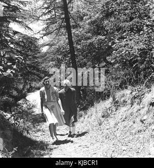 Il primo ministro Jawaharlal Nehru e la Contessa Mountbatten passeggiare durante le loro vacanze in Simla Foto Stock