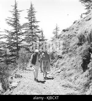 Il primo ministro Jawaharlal Nehru e la Contessa Mountbatten passeggiare durante la loro vacanza a Simla nel maggio 1948 Foto Stock