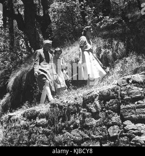 Il primo ministro Jawaharlal Nehru e la Contessa Mountbatten passeggiare durante la loro vacanza a Simla nel 1948 Foto Stock