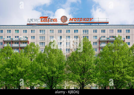 Berlino Est, roofline di anni cinquanta condominio in Karl Marx Allee, una zona di Berlino precedentemente situati nel comunista settore orientale, Germania. Foto Stock