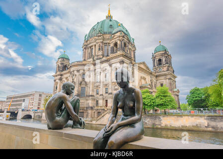 Cattedrale di Berlino, vista della cattedrale Berliner Dom con particolare della statua gruppo intitolato tre ragazze e un ragazzo in primo piano, Mitte, Germania Foto Stock