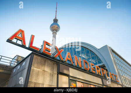 Berlino icona centro città, vista della torre Fernsehturm e famoso cartello rosso al neon sopra la biglietteria della stazione Alexanderplatz, Berlino, Germania Foto Stock