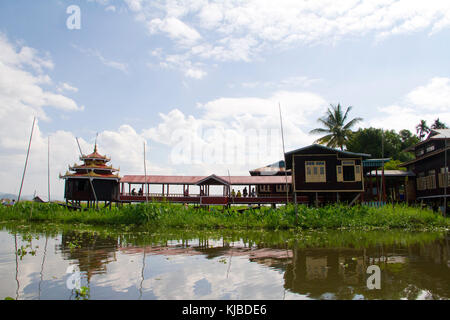 I turisti alla nga phe kyaung monastero o jumping cat monestery sul lago inle in Myanmar. Lago Inle è una grande attrazione turistica in stato di Shan. Foto Stock