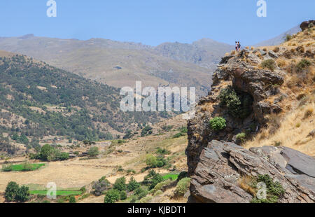 Escursionismo coppia lungo la Gola di Poqueira. Las Alpujarras Regione, Granada, Spagna Foto Stock