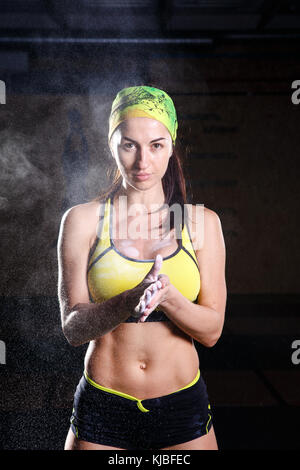 Atleta mani in polvere e talco, barbell esercizio. Forte weightlifter  formazione con peso, bodybuilding allenamento Foto stock - Alamy