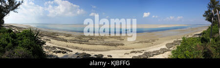 Vista panoramica di vilanculos beach in Mozambico durante l'alta marea al tramonto. Foto Stock