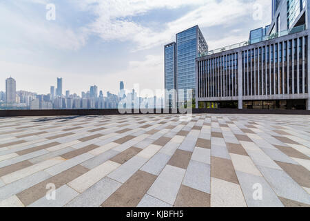 Vista panoramica ed edifici con vuoto quadrato di cemento piano，chongqing，CINA Foto Stock
