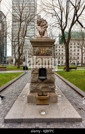 Montreal, Canada - 29 novembre 2015: Lion de Belfort, un attributo di Queen Victoria, dominion square, downtown, Montreal, Canada. Foto Stock