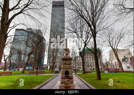 Montreal, Canada - 29 novembre 2015: Lion de Belfort, un attributo di Queen Victoria, dominion square, downtown, Montreal, Canada. Foto Stock