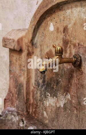 Vecchia fontana forgiato nel villaggio chelva Foto Stock