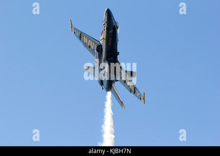 Lone Blue Angels F-18 Hornet oltre la Baia di San Francisco Foto Stock