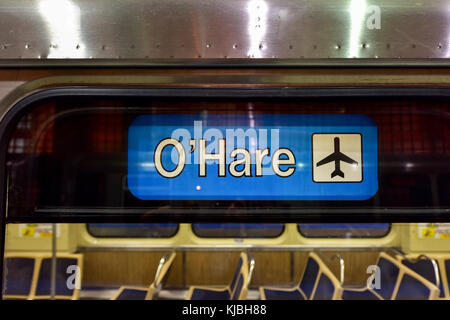 Chicago - 8 settembre 2015: la stazione della metropolitana che conduce all'aeroporto O'Hare di Chicago. Foto Stock