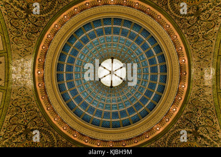Chicago - 8 settembre 2015: più grande del mondo di vetro Tiffany soffitto a cupola nel centro culturale di Chicago, Illinois. Foto Stock