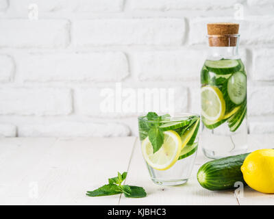 Infusa detox acqua con il cetriolo, limone e menta Foto Stock