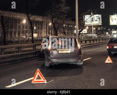 Gruppo incidente di auto in autostrada. si è schiantato ford sotto la Ford billboard Foto Stock