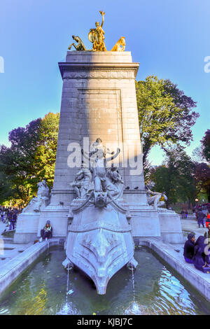 New York City - 8 novembre 2015: la USS Maine monumento all'angolo sud-ovest del central park di New York City. Foto Stock