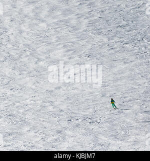 Sciatore in discesa su terreni innevati fuoripista mogul pendenza in sun giorno d'inverno. vista dall'alto. Foto Stock