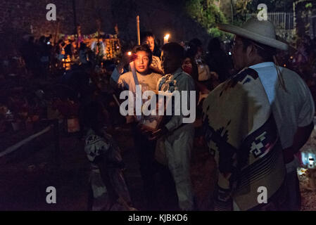 Una famiglia indigena Purepecha tiene una processione a lume di candela attraverso il cimitero di Mirador del Panteon durante il giorno del festival dei morti, il 1 novembre 2017, all'isola di Janitzio, Michoacan, Messico. La festa è stata celebrata fin da quando l'impero azteco celebra gli antenati e i defunti cari. Foto Stock