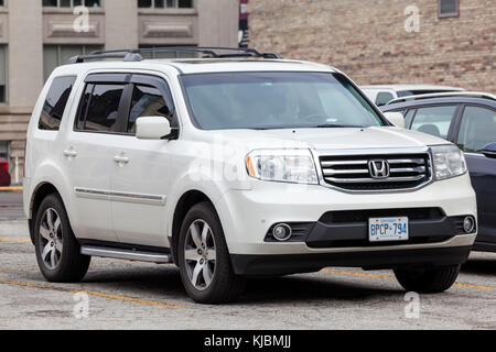 Toronto, Canada - 14 ottobre 2017: 2012 Modello del pilota honda family suv parcheggiato nella città di Toronto Foto Stock