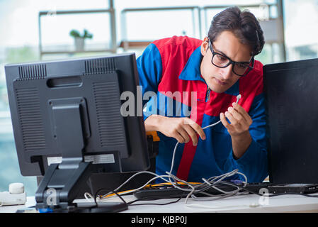 Computer repairman lavorando sulla riparazione dei computer in workshop it Foto Stock