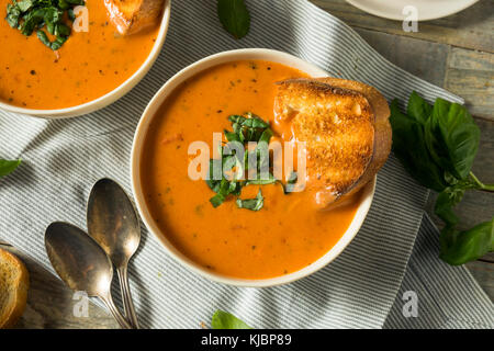 In casa al pomodoro e basilico bisque zuppa con pane tostato Foto Stock