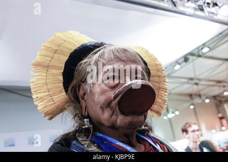 Bonn, Germania, 15 Novembre 2017: indigeni brasiliani uomo con piastra a labbro a Marrakesh pannello di partenariato al COP23 Figi conferenza. COP23 è o Foto Stock