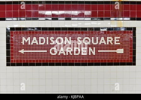 New York City - ottobre 7, 2015: Madison Square Garden firmare alla 34th street pennsylvania station fermata metropolitana di New York City. Foto Stock