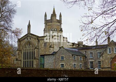 Vista sul retro della cattedrale di Winchester dal college street, winchester, Regno Unito Foto Stock