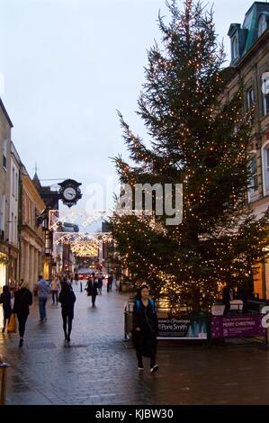 Acquirenti sotto le luci natalizie di High Street, Winchester, Regno Unito Foto Stock