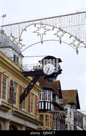 Xix secolo orologio sul vecchio edificio guildhall, high street winchester, Regno Unito Foto Stock