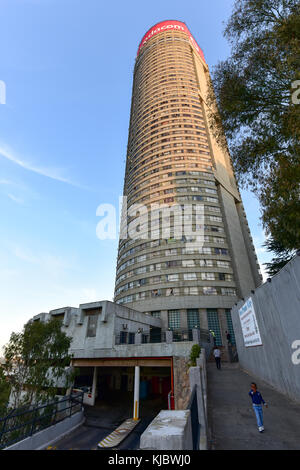 Johannesburg, Sud Africa - 25 maggio 2015: ingresso al ponte city building al tramonto. ponte city è un famoso grattacielo nel quartiere hillbrow Foto Stock