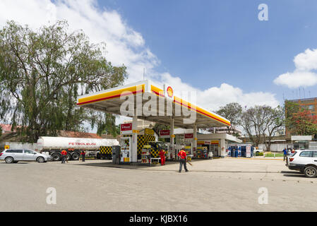 Un distributore di benzina Shell con gli operatori e i clienti a pompe di carburante, Kenya, Africa orientale Foto Stock