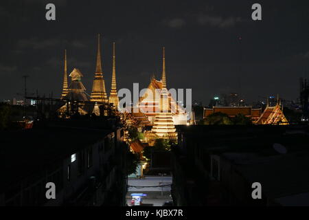 Una vista notturna del Wat Pho, il Tempio del Buddha reclinato, e una delle attrazioni principali di Rattanakosin Island, Bangkok, Thailandia. Foto Stock