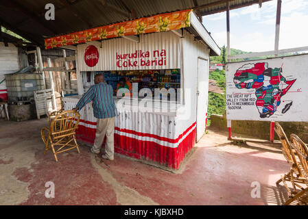 Negozio di vendita di alimenti e di bere una bibita in un Rift Valley Viewpoint, Kenya, Africa orientale Foto Stock