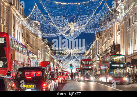 Le luci di Natale al crepuscolo in Regent Street, Soho, City of Westminster, Greater London, England, Regno Unito Foto Stock