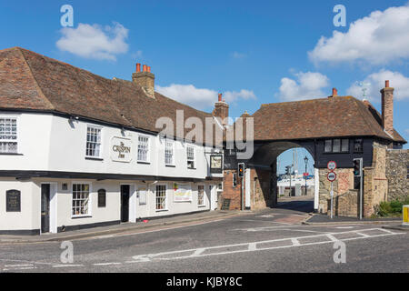 Xv secolo l'Ammiraglio Owen Pub e il Barbican, High Street, Sandwich, Kent, England, Regno Unito Foto Stock