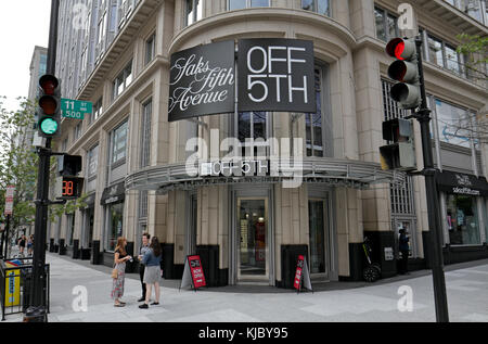Il Saks Fifth Avenue Off 5 retail outlet sulla 11th St NW a Washington DC, Stati Uniti. Foto Stock