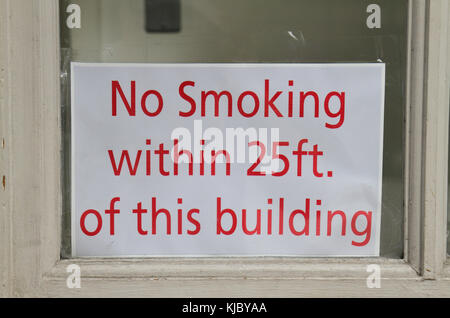 Segno generico avviso di persone a non fumare con 25ft di questo edificio a Washington DC, Stati Uniti. Foto Stock