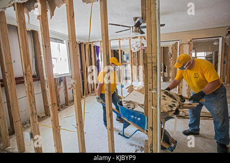 Umile, texas - Oklahoma volontari provenienti da sud Convenzione battista pulire eventuali detriti dalla famiglia di mana centro di culto, che è stata allagata quando hurr Foto Stock