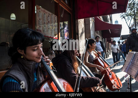 Esecutori di musica a 5 de Mayo Street, Città del Messico Downtown. Foto Stock