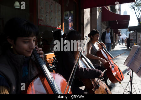 Esecutori di musica a 5 de Mayo Street, Città del Messico Downtown. Foto Stock