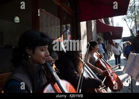 Esecutori di musica a 5 de Mayo Street, Città del Messico Downtown. Foto Stock