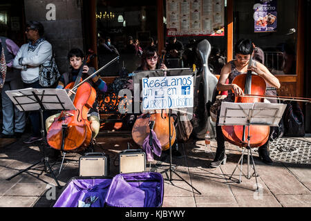 Esecutori di musica a 5 de Mayo Street, Città del Messico Downtown. Foto Stock