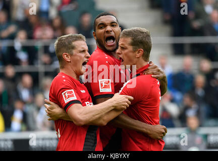 Borussia Park Stadium Mšnchengladbach, Germania, 21.10.2017, primo incontro di calcio tedesco 9. , Borussia Mšnchengladbach (Moenchengladbach, Gladbach) contro Bayer 04 Leverkusen --- Lars Bender (Leverkusen, sinistra) , Jonathan Tah (LEV, centro) e Sven Bender (LEV, destra.) festeggiano Foto Stock