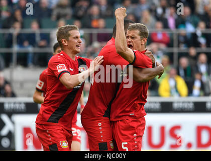 Borussia Park Stadium Mšnchengladbach, Germania, 21.10.2017, primo incontro di calcio tedesco 9. , Borussia Mšnchengladbach (Moenchengladbach, Gladbach) contro Bayer 04 Leverkusen --- Lars Bender (Leverkusen, sinistra) , Jonathan Tah (LEV, centro) e Sven Bender (LEV, destra.) festeggiano Foto Stock