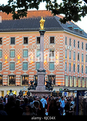 Colonna mariana (mariensaule) e Ludwig Beck department store a Monaco di Baviera Marienplatz. Foto Stock